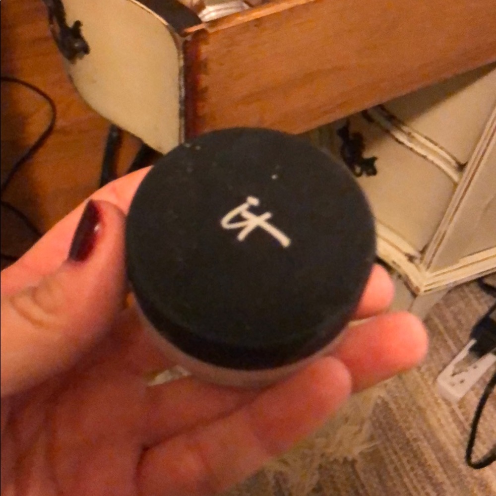 It cosmetics bye bye pores translucent powder
